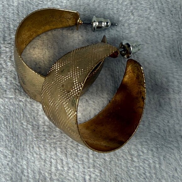 Textured Gold Tone 3/4 Hoop Earrings Pierced Post Back Heart Pattern Engraved - Picture 15 of 16